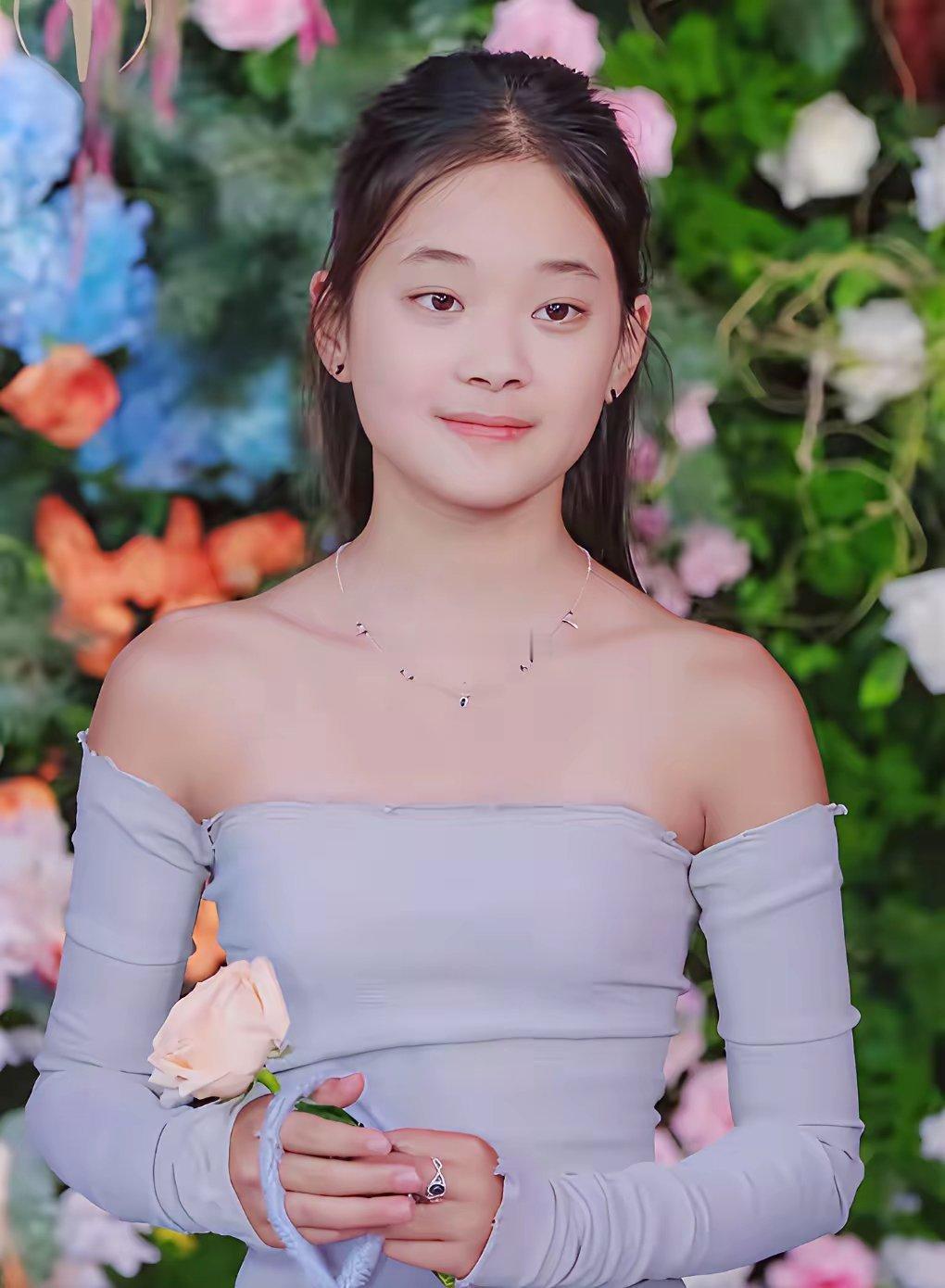 看了董璇女儿小酒窝和梅婷女儿曾慕梅的采访表现能看出小酒窝天生适合舞台