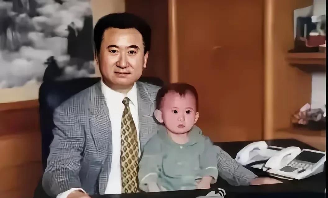 王健林的父亲和儿子的老照片，这基因太强了！