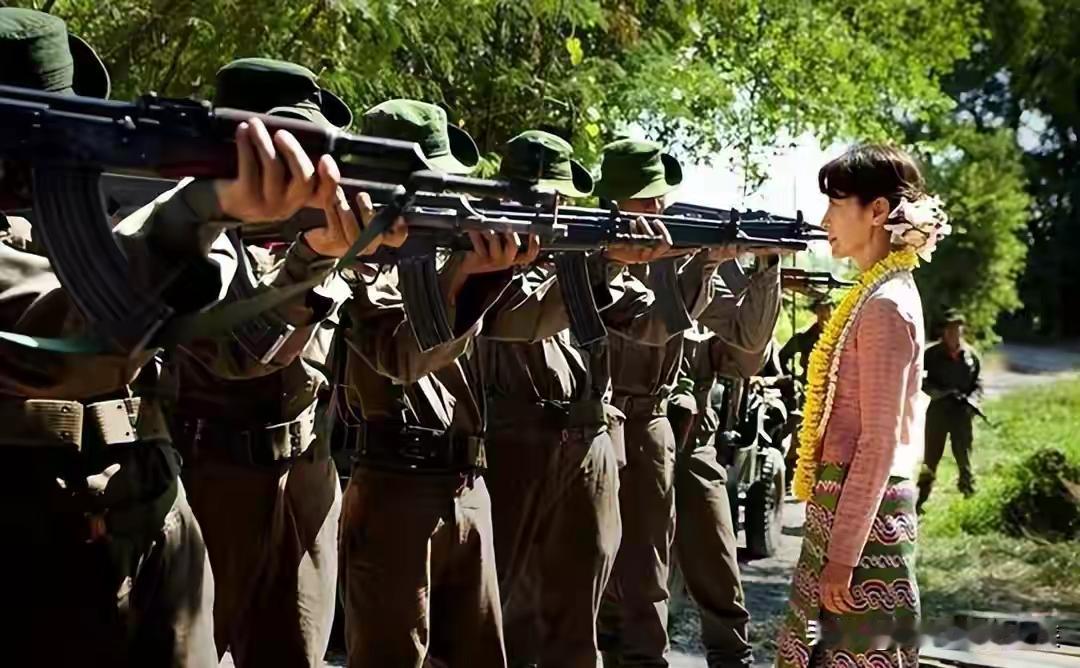 缅甸政治家昂山素季年纪虽大，却喜欢头上别花。站在军队面前的她恰似军中绿花，在奥巴