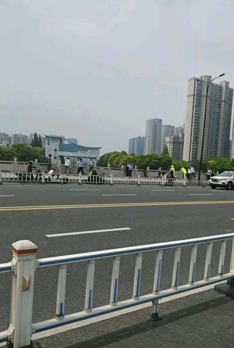 温州又有人那个了，哎，51过完好多厂倒闭了，好多人没收入了今年明星亡特别多，年