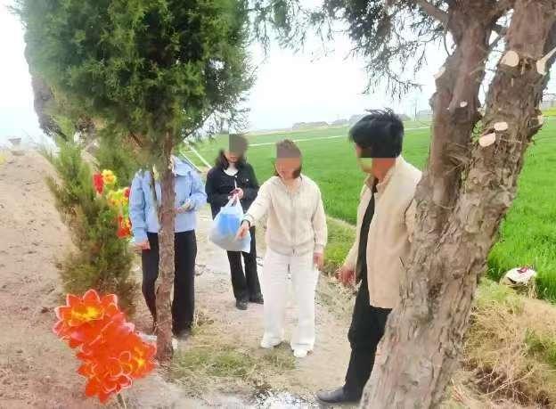 广州有对兄妹，李兵和李丹，趁着清明放假一起回老家，打算给过世多年的母亲上柱香、扫