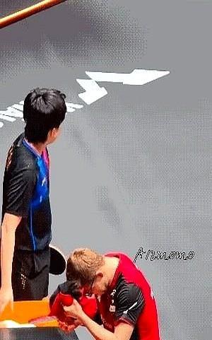 王楚钦闻毛巾后扔掉，不是怪癖，是求救信号。你看见王楚钦闻完毛巾狠狠一扔。网友