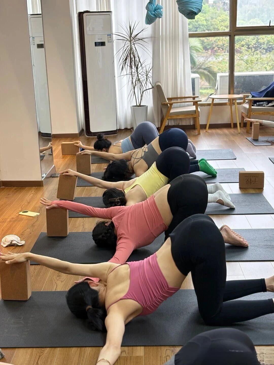 对于年轻妈妈生活满是孩子、家务身心紧绷而瑜伽是温柔解药瑜伽的松弛感让妈