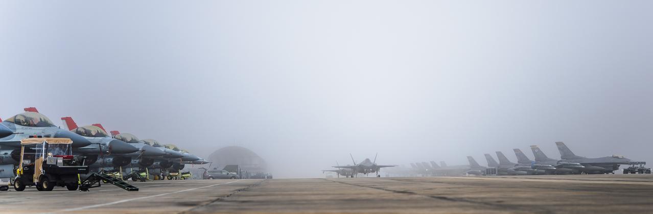 美国空军演习中，第82空中靶标中队的QF-16战斗机在起飞线待命。使用第四代战