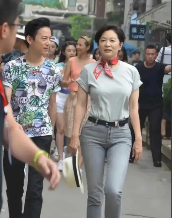 她是徐克导演口中说的难得一遇的美人，虽然老了，但身姿依旧笔挺，走路都带着风，气质