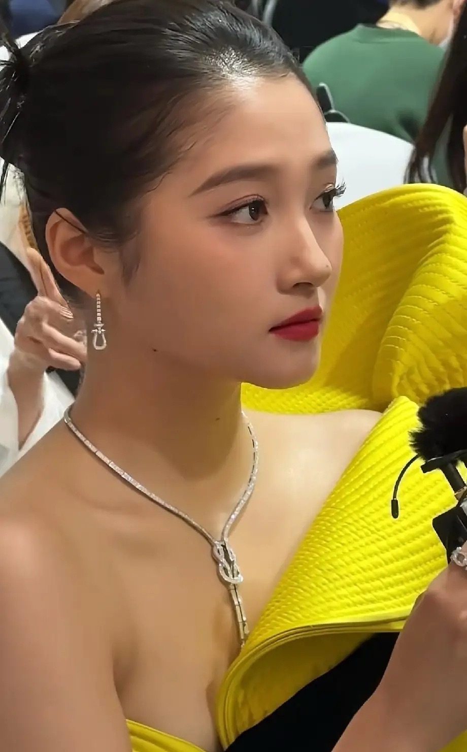 关晓彤就这张脸，完美的无可挑剔，内娱绝对没整容的就是关晓彤和刘亦菲了吧。和小时候