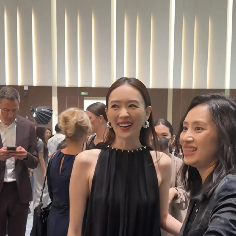 童瑶是不是太累了？笑起来牙齿凸出明显，侧脸看上去怪怪的​