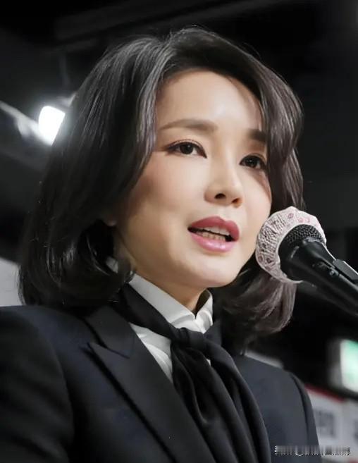 金建希估计是世界上最悲催的前“第一夫人”了，享福不到2年，如今可能要面临15年的