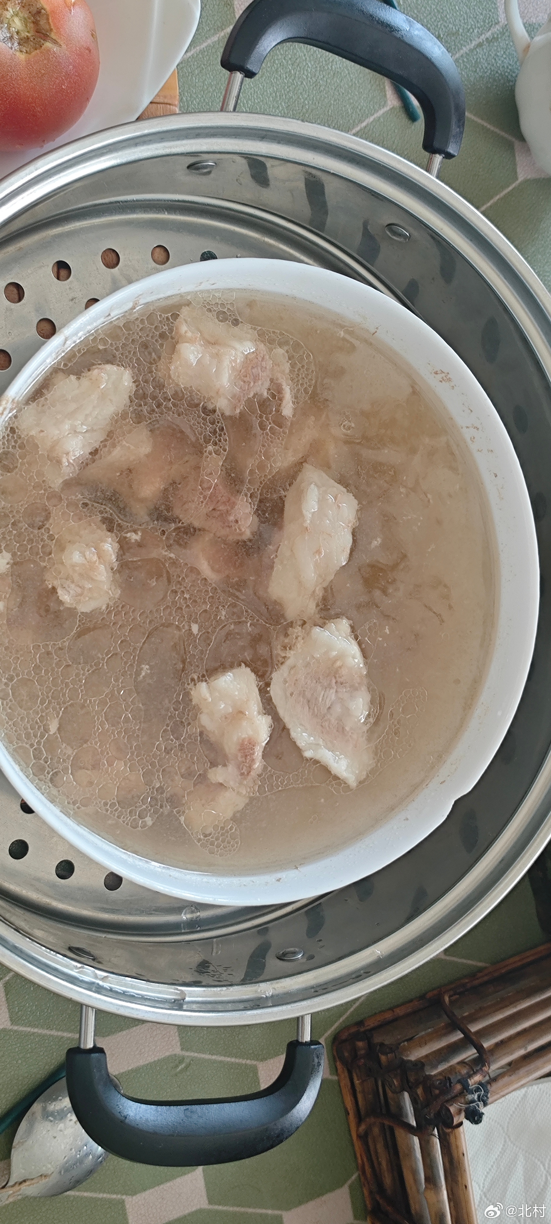 老教授今天炖了一个土猪肉汤，好吃到停不下来。方法：一，必须黑猪纯土猪，否则白瞎。