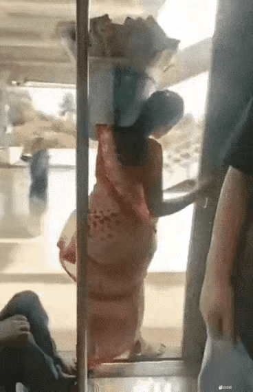 今天看到一视频，印度女子轻松跳下去。这可不是一朝一夕练就的功夫，急奔驰的车辆跳下