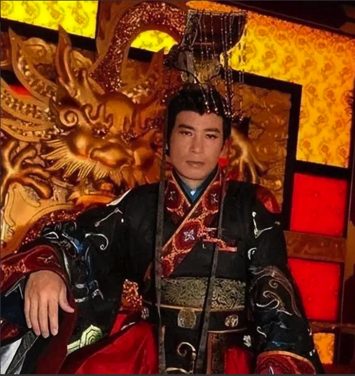 唐宪宗在位时，镇海节度使李锜找术士算命。术士说，他府里小妾郑氏生的儿子，将来能当