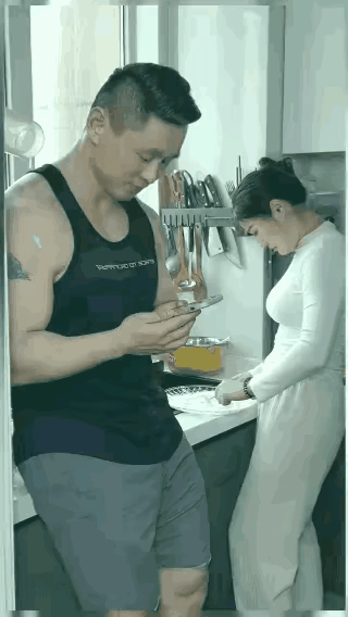 宁可冤枉你，不惜错怪你！小俩口在厨房，老婆在包饺子，老公在玩手机，看上去一切都