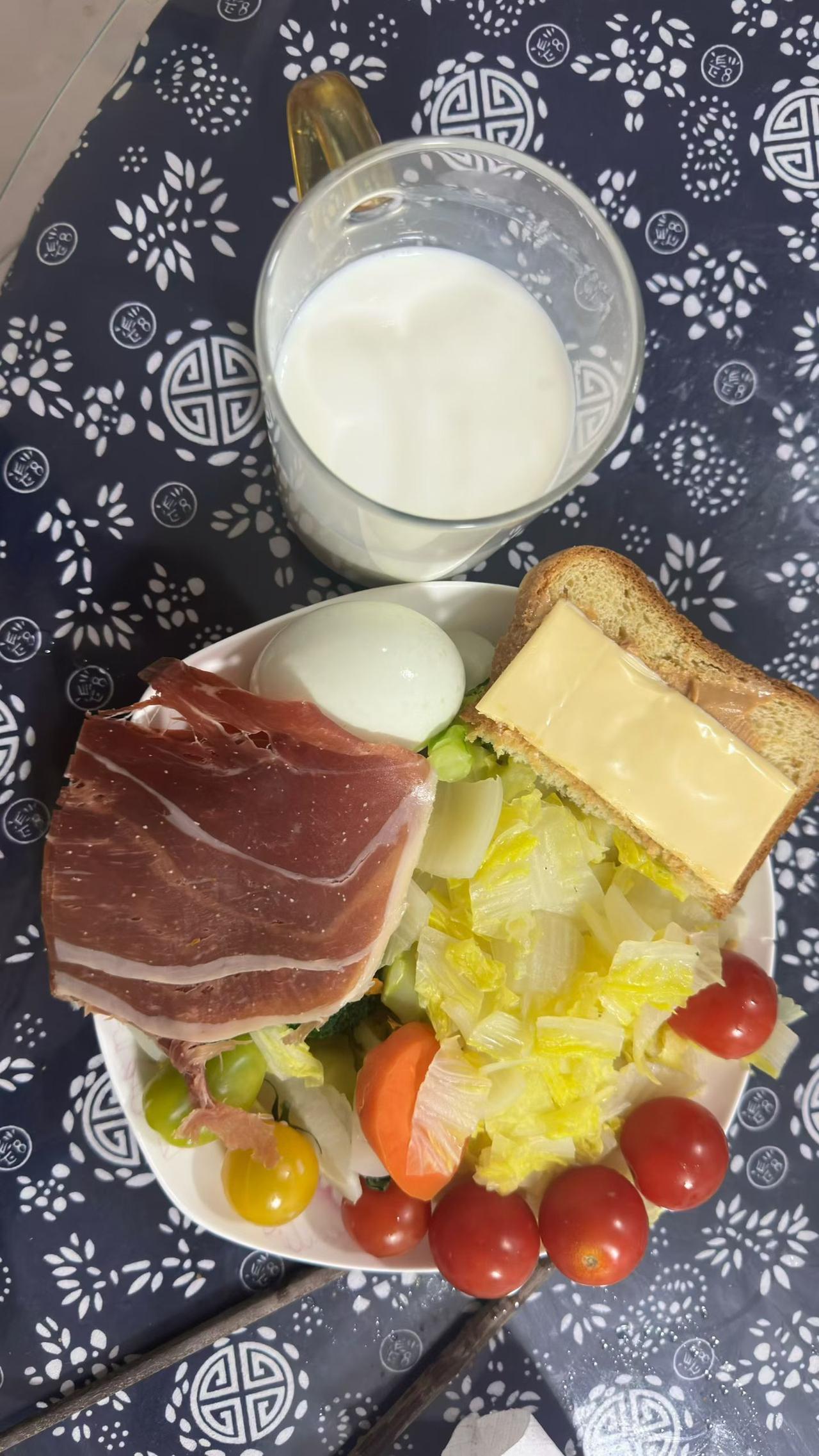 营养早餐今日早餐，一半是蔬菜，四分之一是蛋白质，剩下的四分之一是碳水化合物。这