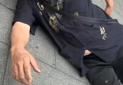 气到我了！成都两姑娘等红灯时看见马路对面有人晕倒，冲过去救人，一个人打120一个