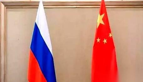 “你们到底站哪边？”俄乌这仗眼看要拖进2026年夏天，西方记者把话筒怼过来，非