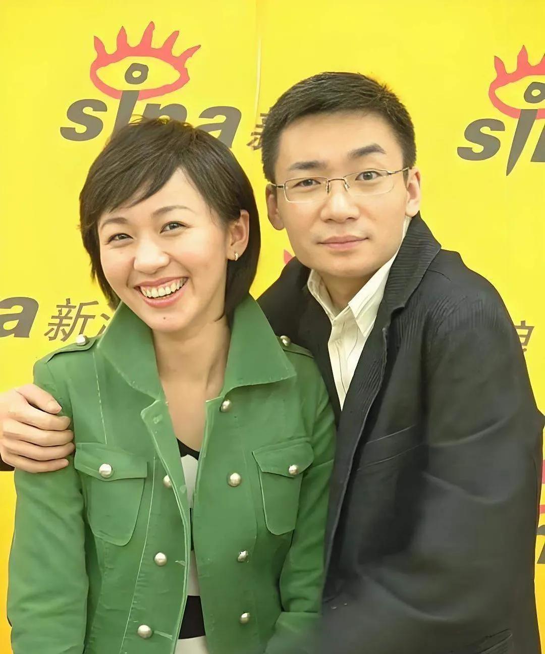 如果你能认出这两位主持人，那么你真的是非常了解中国媒体界。左边的女主持是1977