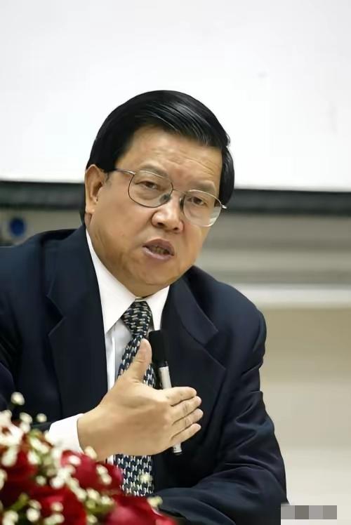 龙永图，男，出生于1943年5月，湖南长沙人，在贵州贵阳长大，1965年毕业于贵