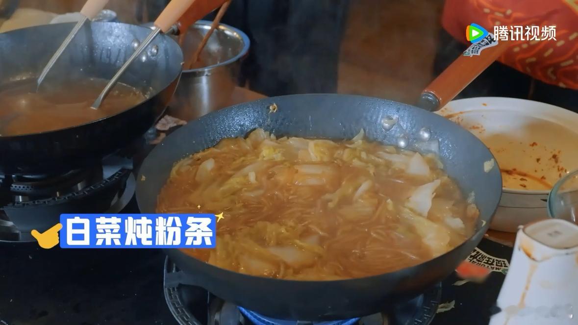 贾冰做饭做法基础味道就不基础现在就出发贾冰这做饭手法真是又粗犷又有味，白菜炖粉