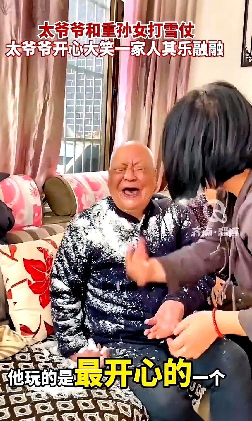 一个雪球，砸出了我今年见过最戳心窝子的画面。一个老太爷，估摸着觉得自己还挺硬朗