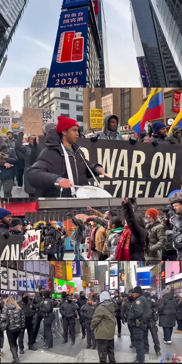 美国纽约时代广场爆发大规模反对战争的抗议游行活动，参与人数众多。街道上部署了大量