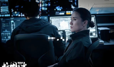 估计宋佳比吃了苍蝇都恶心，原因很简单，这次张艺谋的贺岁片《惊蛰之声》明明自己