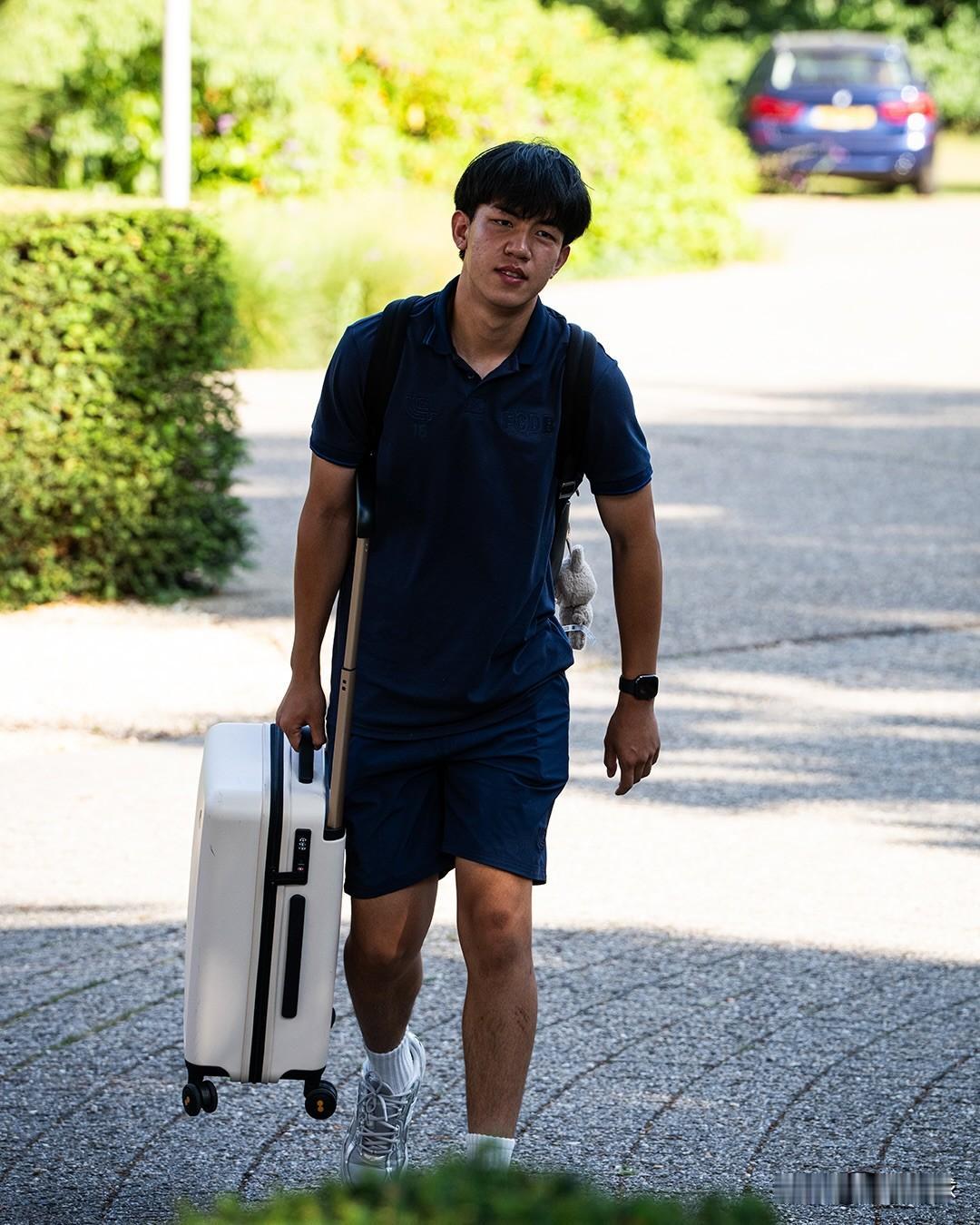 中国球员在欧洲俱乐部一线队踢球的独苗王博豪已经回归荷乙邓伯什俱乐部，目前王博豪已