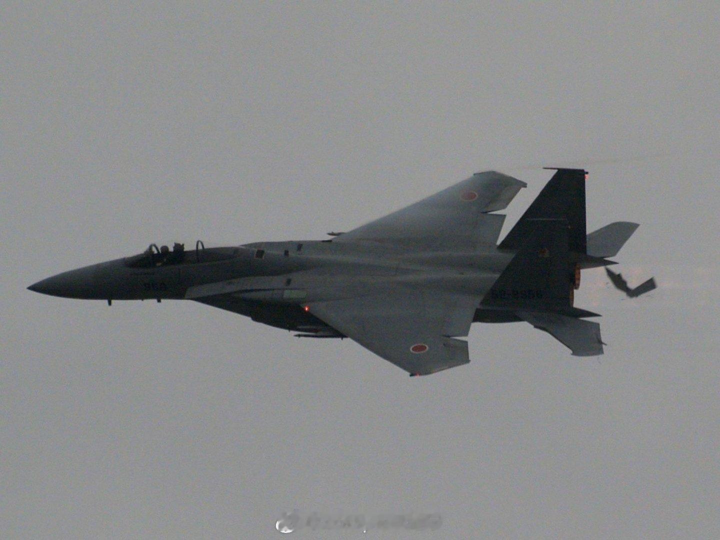 #兵器影像#日本航空自卫队F-15J战斗机飞行过程中部件脱落，被航空爱好者抓拍到。​