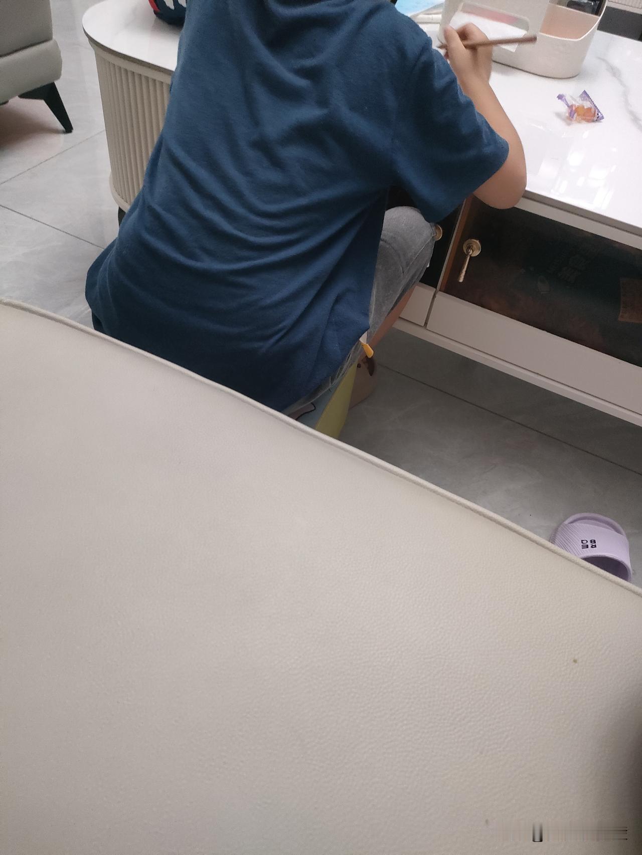 我这卖青蛙气球的，有时候熬夜赶货，失眠是常事儿。躺床上瞪着眼跟烙饼似的，干脆爬起