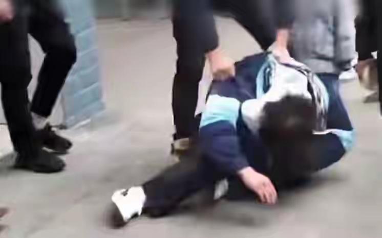 按地剪发？这哪是德育，分明是耍“官威”都2026年了，还有离谱事发生。1月