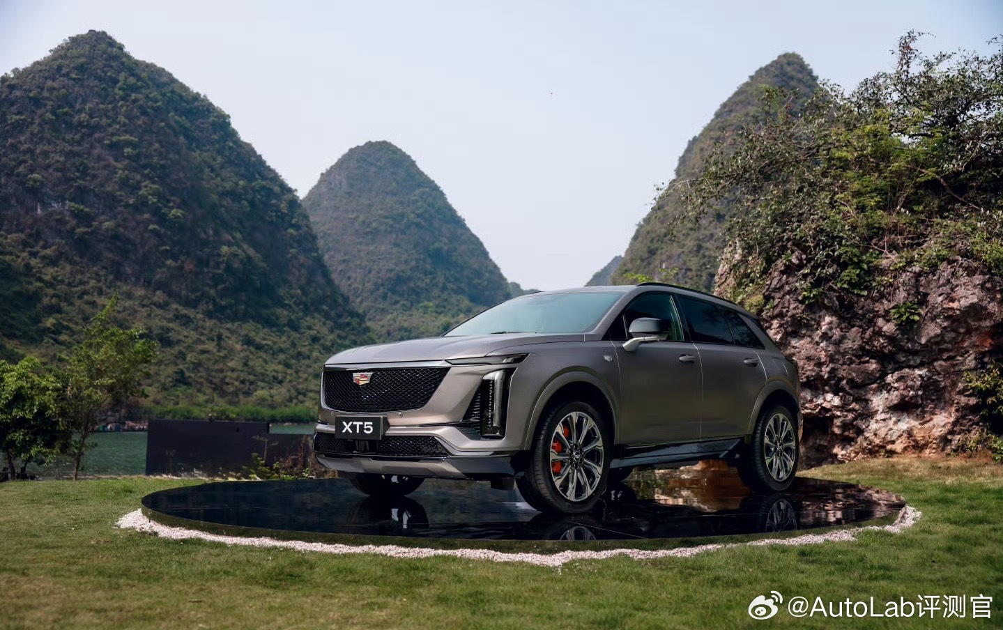 凯迪拉克XT5最近又有新动作了首先是是新增了一款车色“东漓灰”，有点类似这次推出