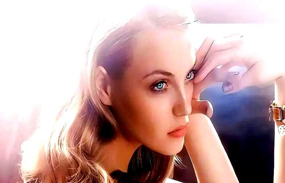 为丁度·巴拉斯全裸演女主，首映礼台下只坐了47个人！你敢信？这姑娘早年在乌