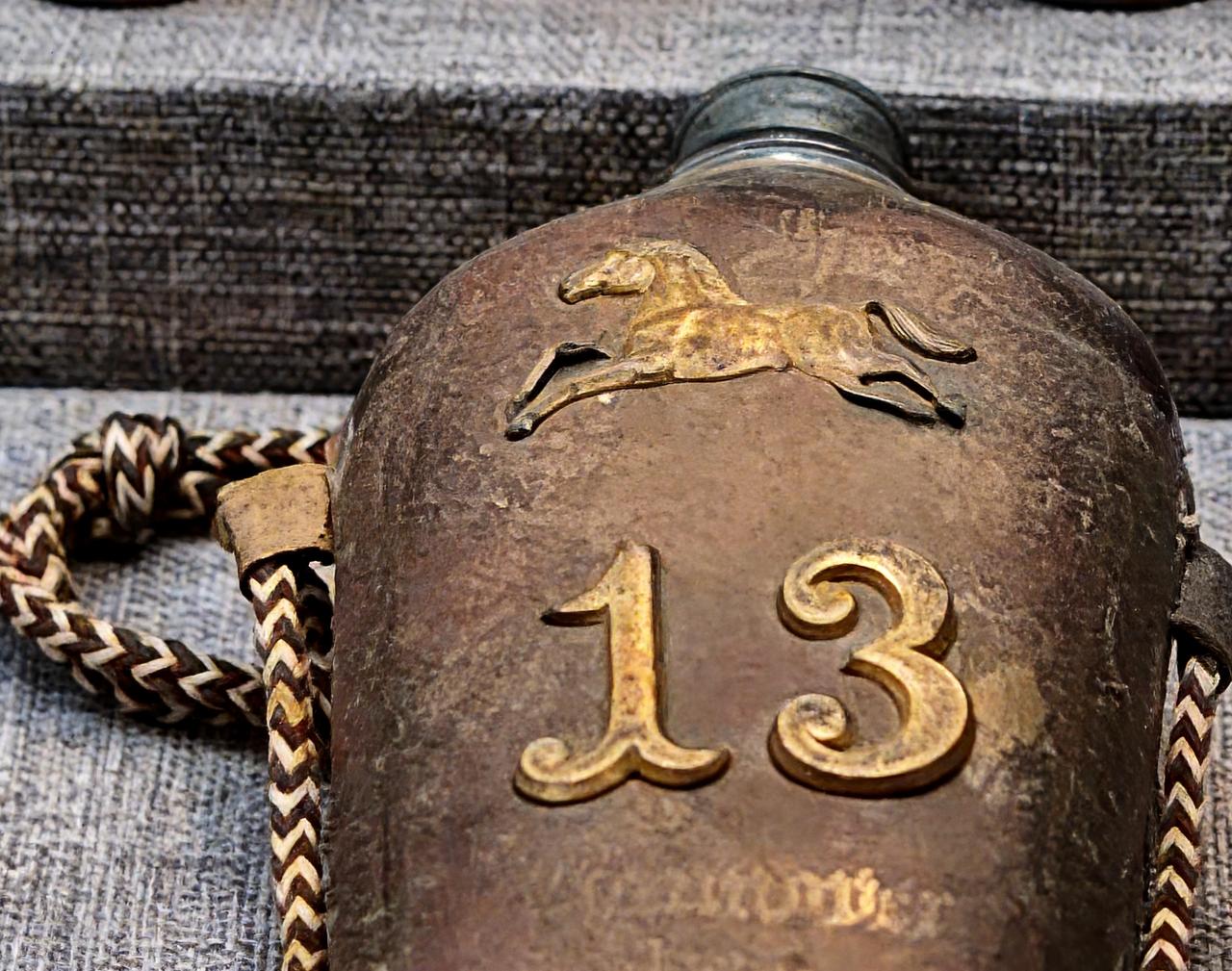 这是第一次世界大战时德国普鲁士第十三骑兵团使用的酒壶。这种式样的酒壶是专属于德军