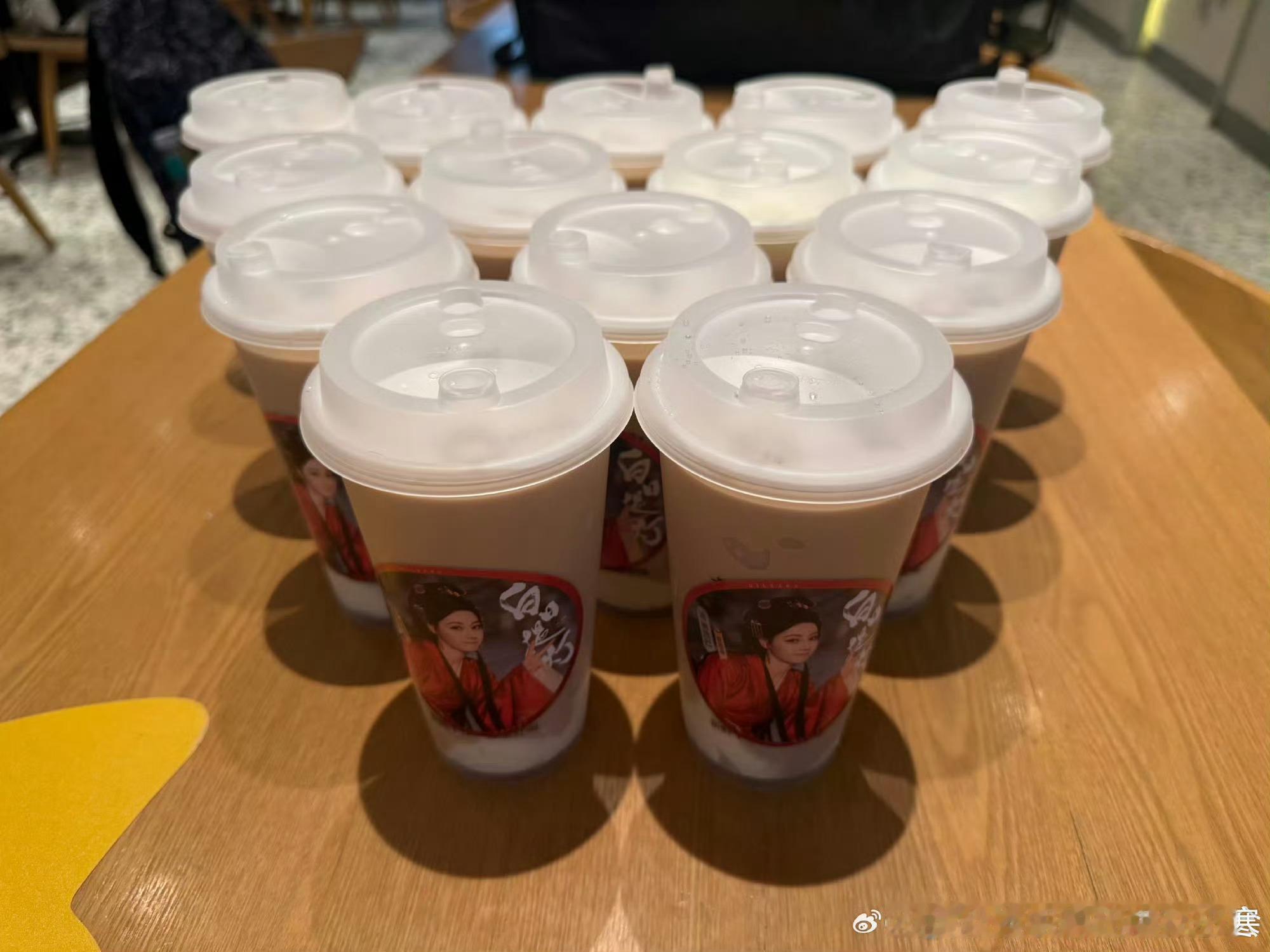 迪丽热巴给巴粉点奶茶也要点最贵的迪丽热巴给巴粉点奶茶也要点最贵的我的妈耶姐姐真