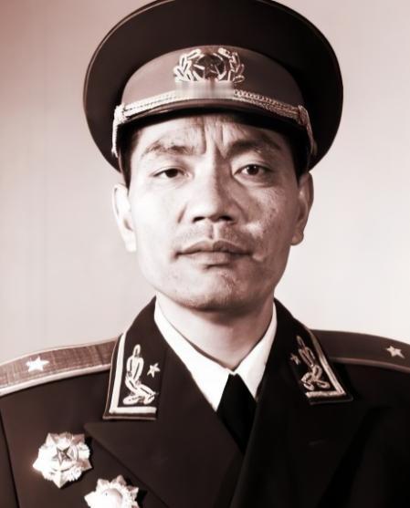 1959年尤太忠回光山老家，村口撞见亲哥尤太俊，衣衫破烂、端着破碗，正要出门讨饭