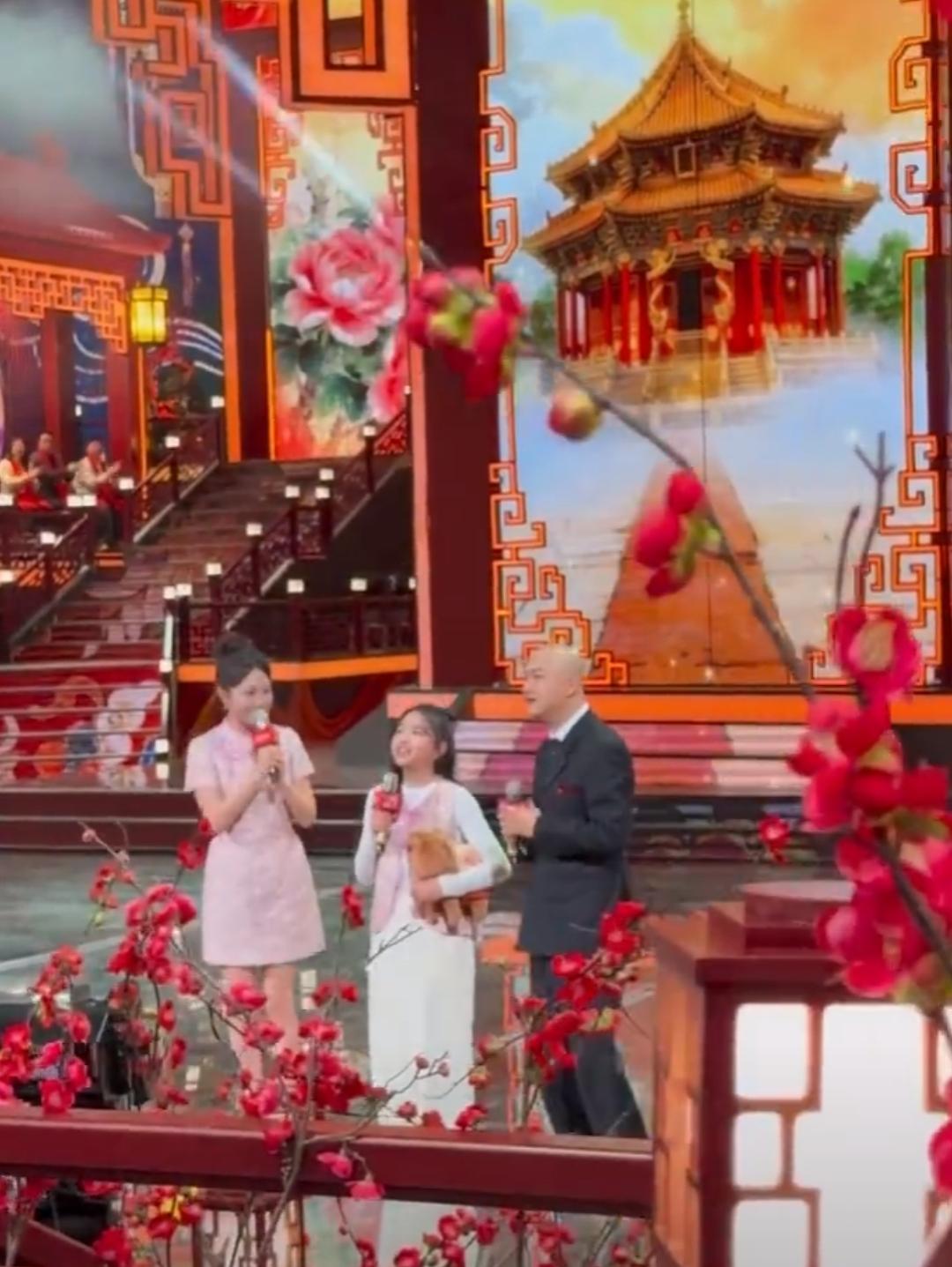 包贝尔包文婧带10岁女儿饺子上辽视春晚。一家三口同台合唱，画面温馨到爆棚。