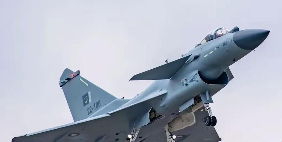 印巴空战时，美国最狡猾。在印巴开战前，首先不让F-16用，因为巴基斯坦的70%的