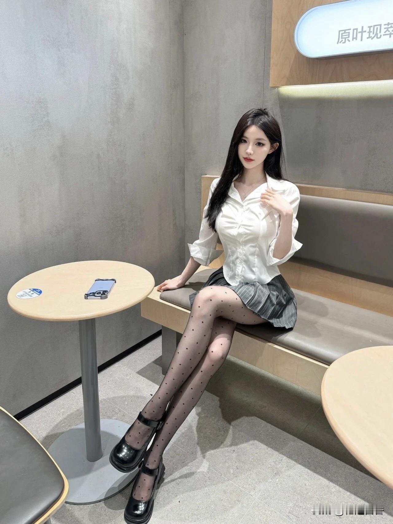 白色衬衫搭配灰色小短裙，外加这样的颜值也是相当好看的！