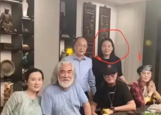 网兜擦屁股，漏的是72岁张纪中兜不住的面子。直播里，他抱着新生的小女儿，背景是