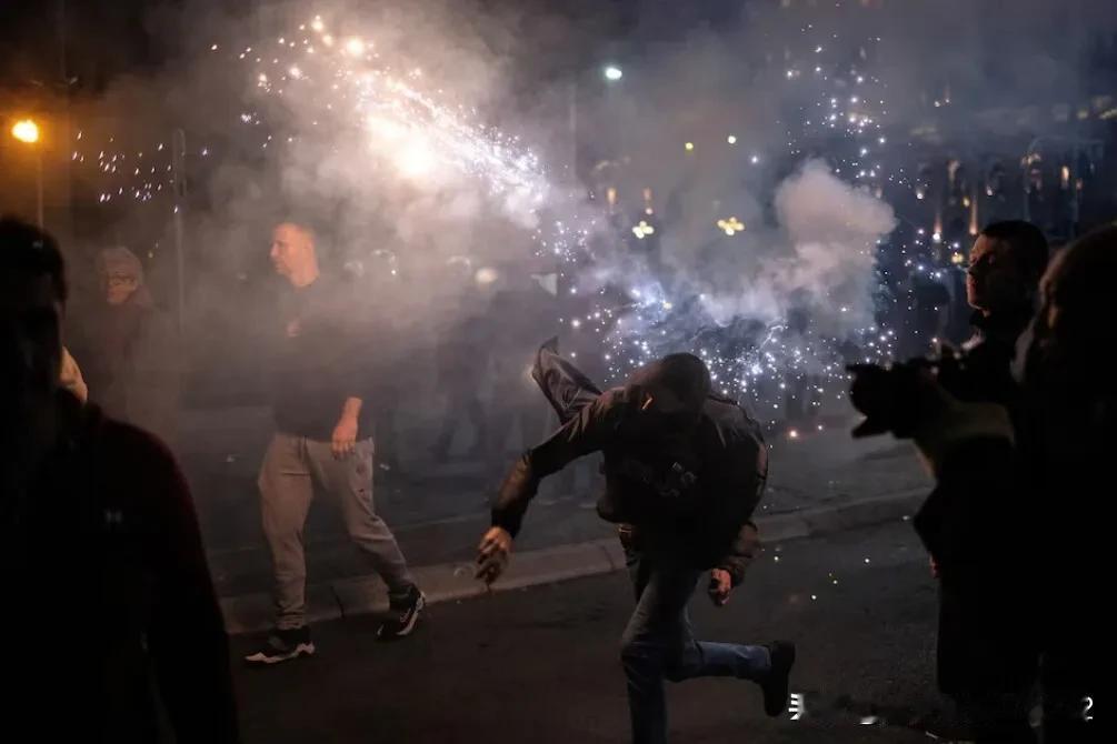 塞尔维亚发生大规模反政府抗议活动：武契奇承诺提前举行选举11月2日，