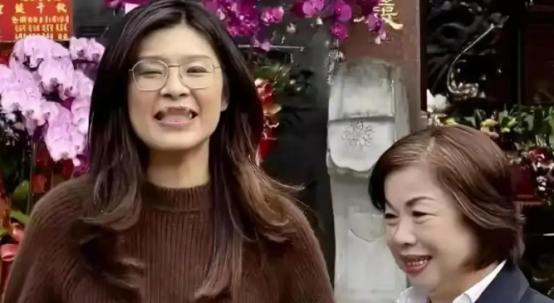 他亮出“退党”底牌，电话安静了三天。蓝营内部传出的画面：郑丽文办公室桌上摆着两份