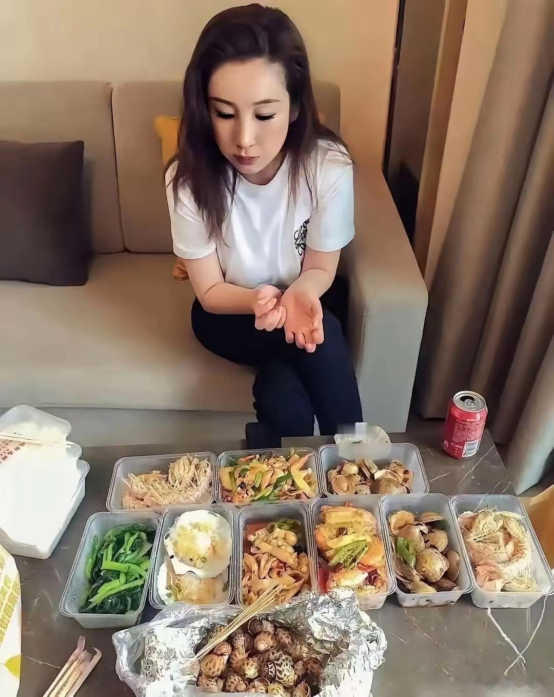 看秦海璐这一桌餐食，不禁感慨，这一餐的花费差不多抵得上我半个月工资。