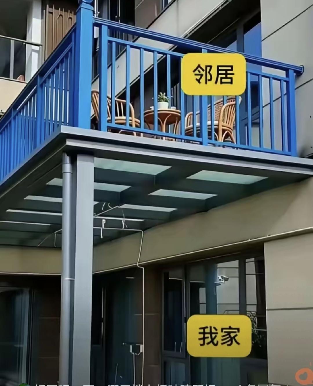 我住一楼，去年把自家院子的露台封了，弄成了阳光房，好歹能喝茶晒太阳。本来挺好的事