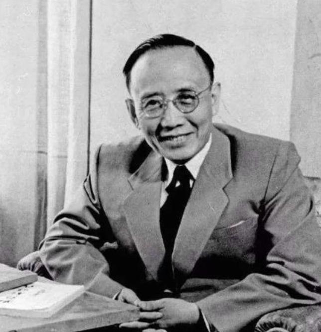 1912年，张琼华嫁给郭沫若。大婚当晚，郭沫若揭开盖头，见妻子长得不好看，转身就