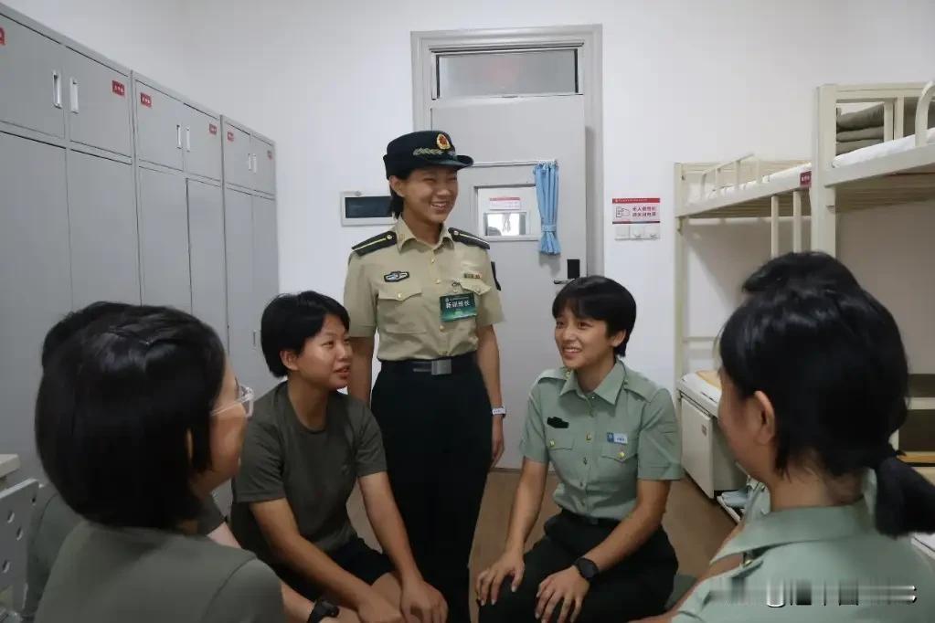 国防科大49天新训vs地方高校14天走过场，大学军训的差距比你想的大。同一批