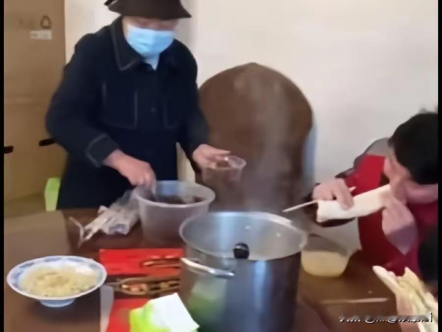 刘强东的妈妈真是善良朴实的好人，看到有人来时，她说看到你们，激动地说不出来话。感