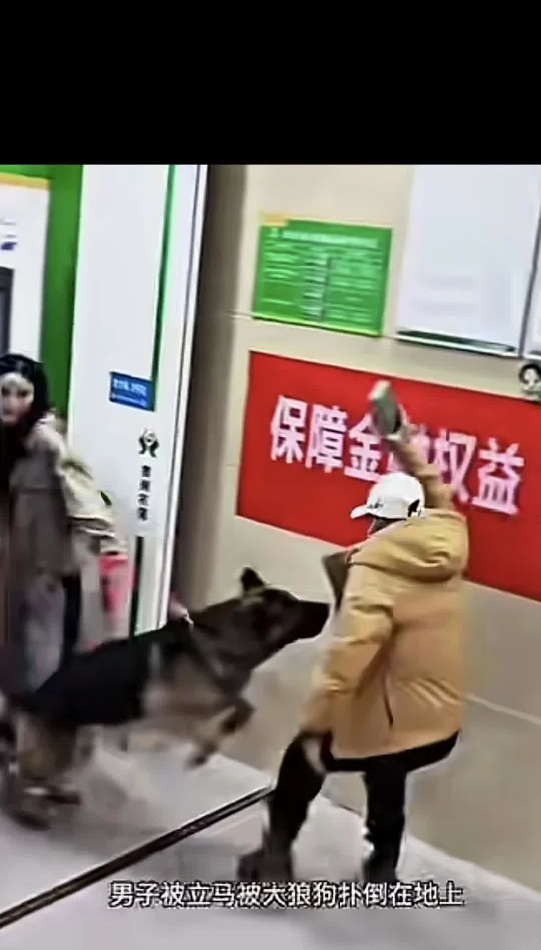 我对这段录像的真实性表示怀疑：一个年轻女子，如果晚上去银行自动提款机取钱，带个大