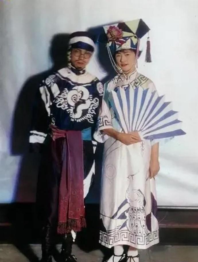 1927年，梁思成和林徽因在宾大出席化装舞会时，自己亲手制作的中国皇室风格的衣服