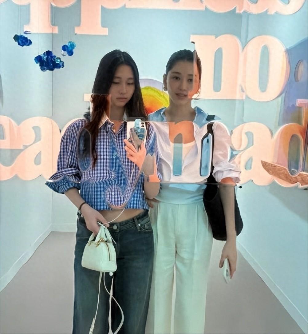韩国财阀圈，争议拉满的金熙英，很多人喊她“地表最强小三”，母女合照曝光才懂为何她