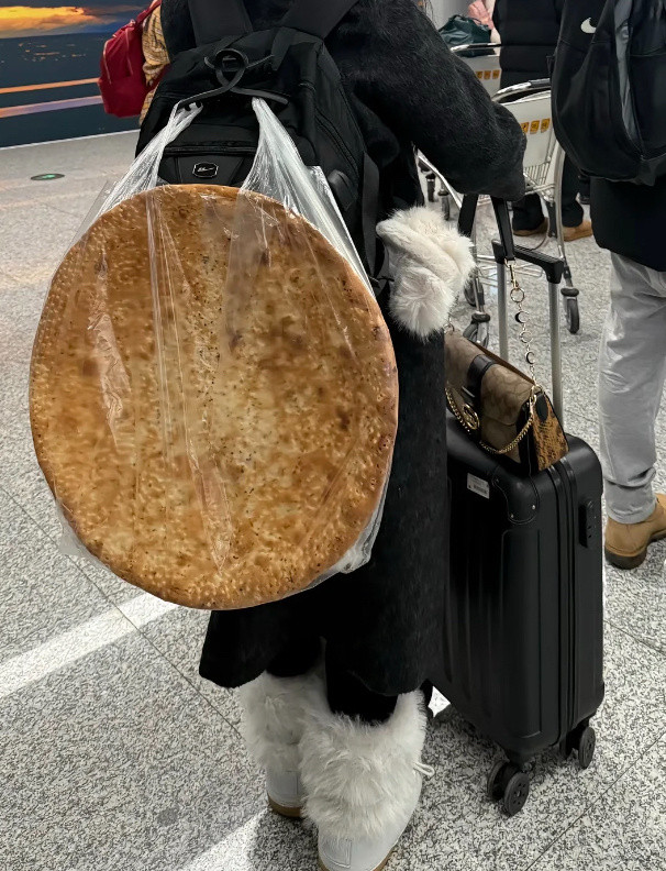 背上行囊具像化了