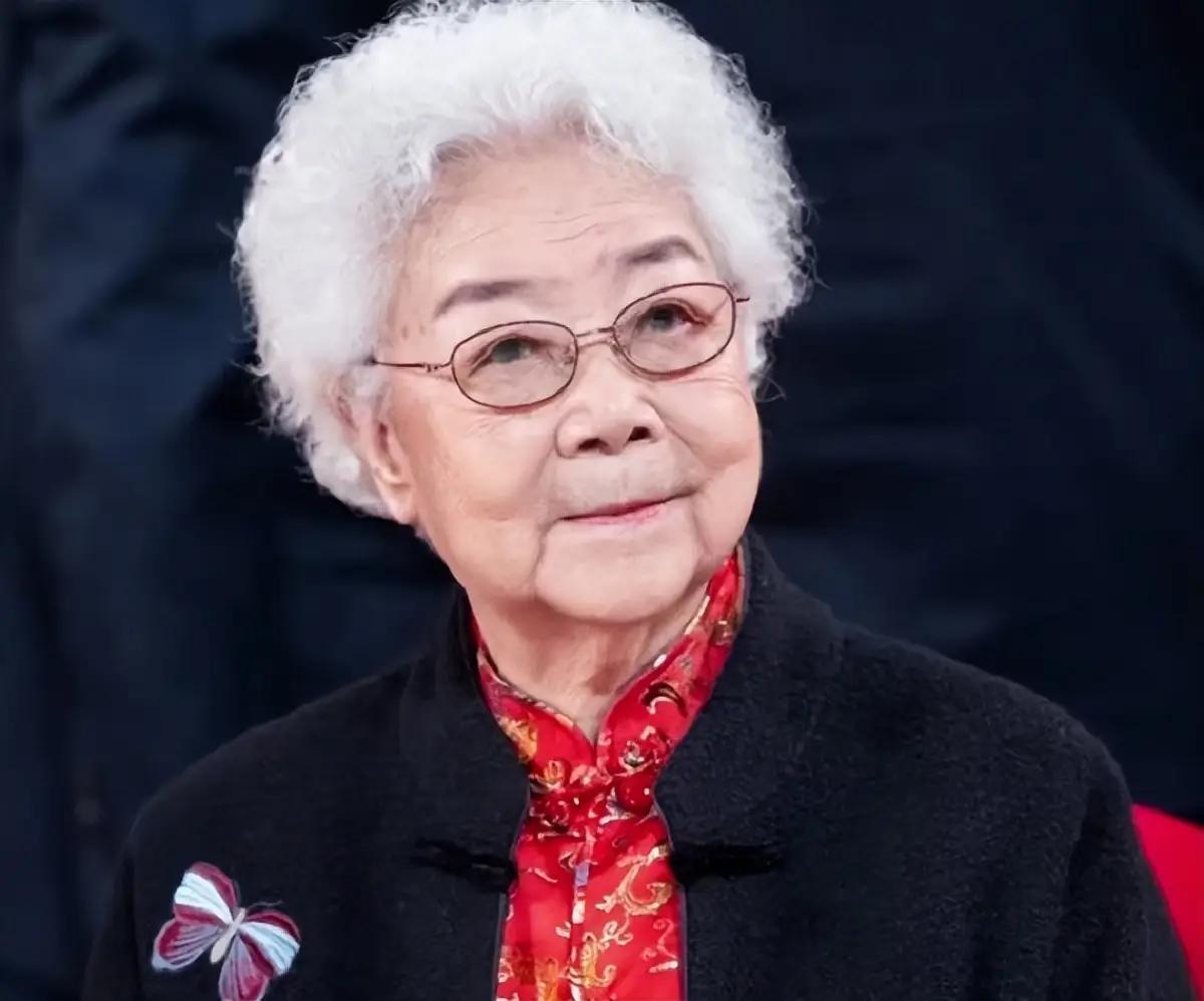 拿着每月三万块退休金的87岁老艺术家，本该在家享受天伦之乐，结果却被人发现悄悄跑